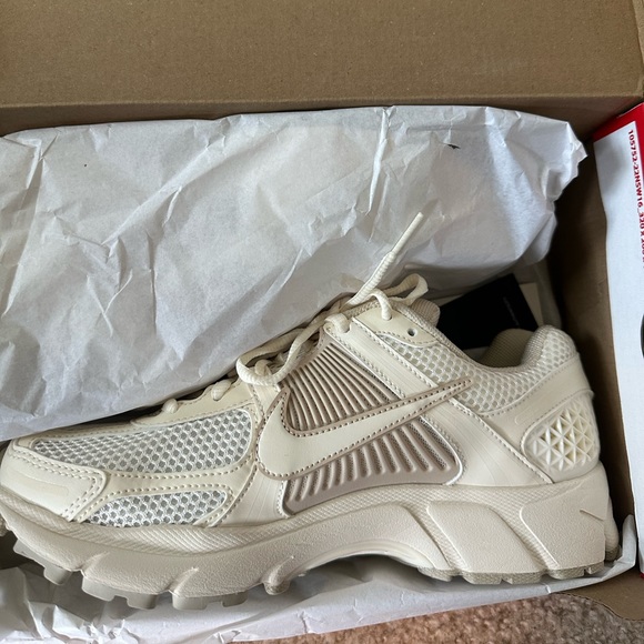 Nike Shoes - Nike Zoom Vomero 5